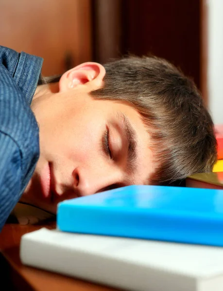 Müder Junger Mann Schläft Hause Auf Den Büchern — Stockfoto