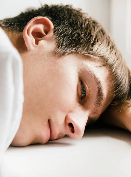 Jeune Homme Malheureux Près Fenêtre Dans Chambre Gros Plan — Photo