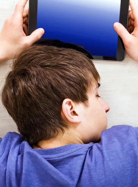 Jovem Dorme Mesa Com Computador Tablet Close — Fotografia de Stock