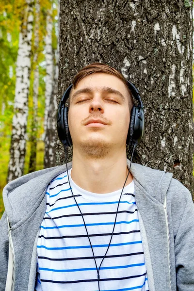Jeune Homme Dans Les Écouteurs Écouter Musique Dans Forêt — Photo