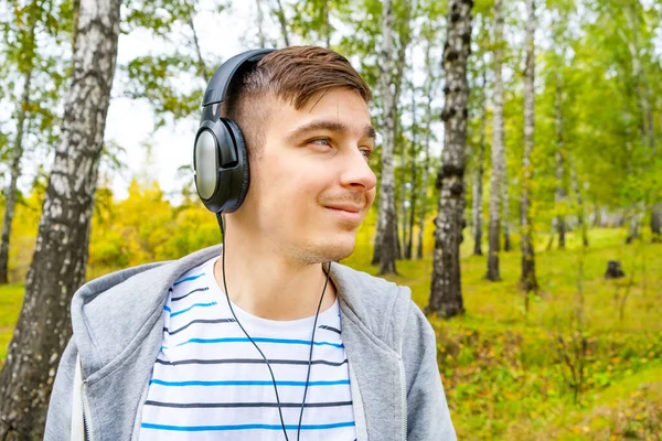 Unge Man Hörlurar Lyssnar Musiken Skogen — Stockfoto