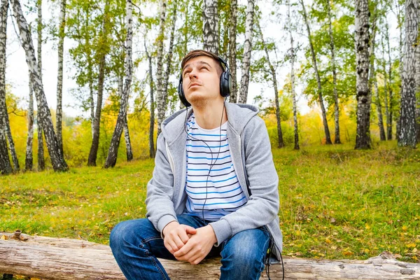 Jeune Homme Dans Les Écouteurs Écouter Musique Sur Log Forest — Photo