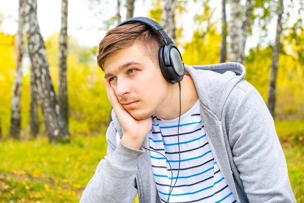 Triste Jeune Homme Dans Les Écouteurs Écouter Musique Dans Forêt — Photo