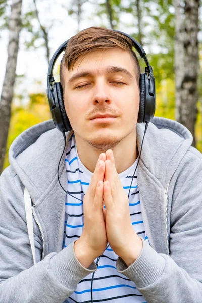 Kulaklıklı Genç Adam Sonbahar Ormanında Tek Başına Dua Ediyor