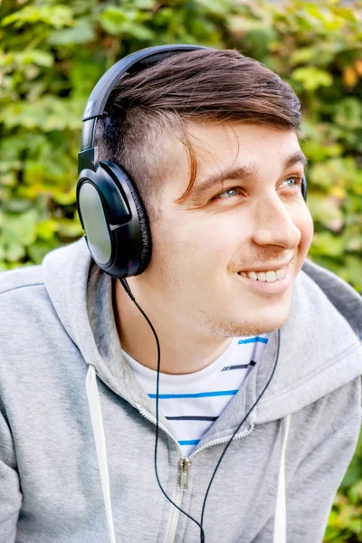 Young Man Headphones Écouter Musique Dans Jardin Été — Photo