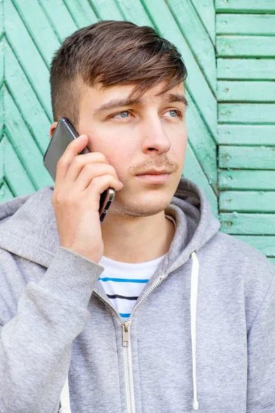 Trauriger Junger Mann Telefoniert Auf Der Alten Mauer — Stockfoto