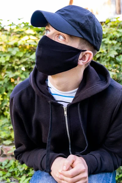 Έκπληκτος Νεαρός Άνδρας Στην Flu Μάσκα Πορτρέτο Εξωτερική — Φωτογραφία Αρχείου