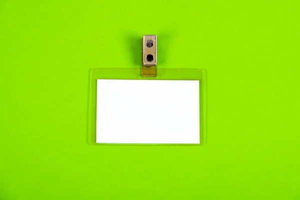 Distintivo Vuoto Sullo Sfondo Del Libro Verde Primo Piano — Foto Stock