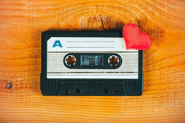 Cassete Fita Áudio Antiga Com Coração Vermelho Fundo Tábuas Madeira — Fotografia de Stock