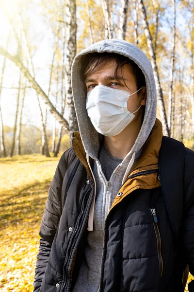 Güz Ormanında Grip Maskeli Genç Adam Tek Başına