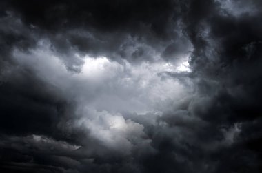 Fırtına ve Yağmurdan Önce Dramatik Kara Bulutlar