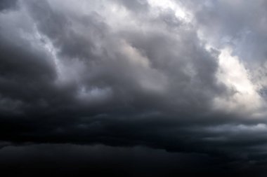 Fırtına ve Yağmurdan Önce Dramatik Kara Bulutlar