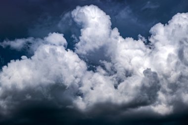 Fırtına ve Yağmurdan Önce Dramatik Kara Bulutlar