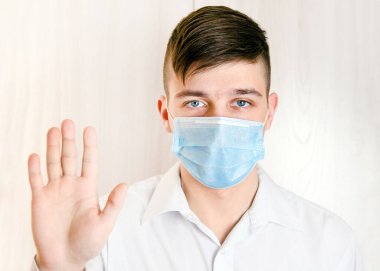 Grip Maskeli Genç Adam Odadaki Duvar 'da Bir Durma Hareketi Gösteriyor