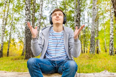 Kulaklıklı Genç Adam Ormanda Müzik Dinliyor