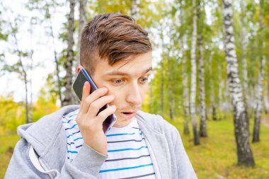 Autumn Park 'ta cep telefonlu genç adam şaşırdı.