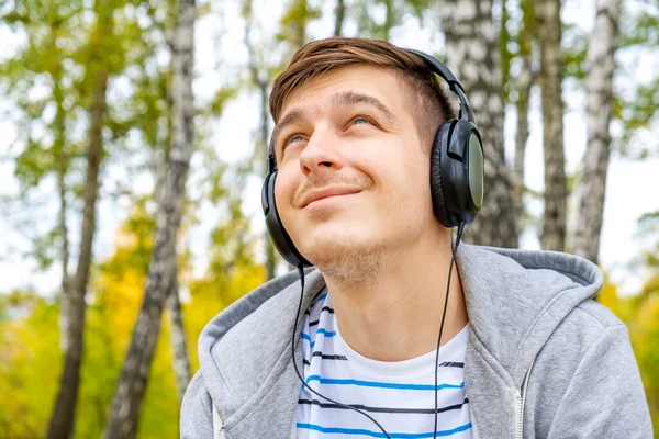 Jeune Homme Dans Les Écouteurs Écouter Musique Dans Forêt — Photo