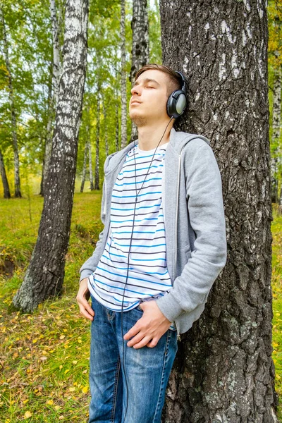 Unge Man Hörlurar Lyssnar Musiken Skogen — Stockfoto