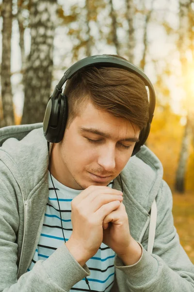 Foto Tonificada Joven Con Auriculares Bosque Otoño Solo —  Fotos de Stock