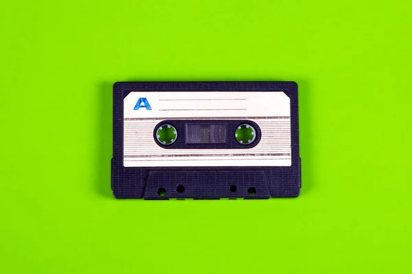 Vecchie Cassette Audio Sullo Sfondo Del Libro Verde Primo Piano — Foto Stock