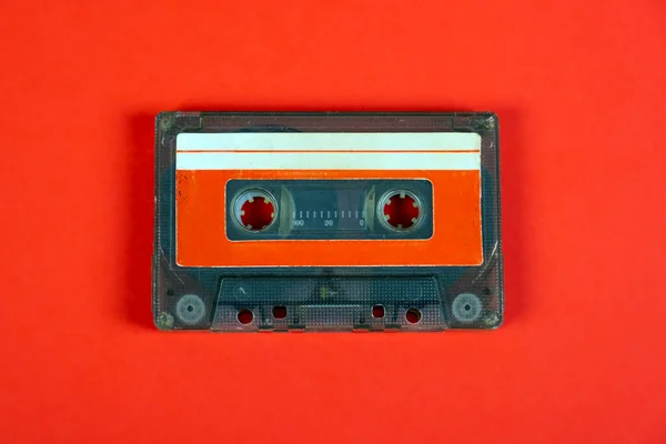 Vecchie Cassette Audio Sullo Sfondo Della Carta Rossa Primo Piano — Foto Stock