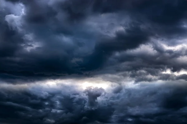 雷雨来临前的戏剧性乌云背景 — 图库照片