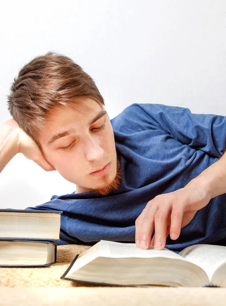 Joven Hombre Leer Libro Sobre Sofá Hogar —  Fotos de Stock