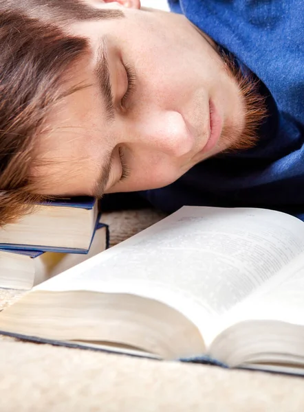 Giovane Stanco Dormire Sul Divano Con Libro Aperto — Foto Stock