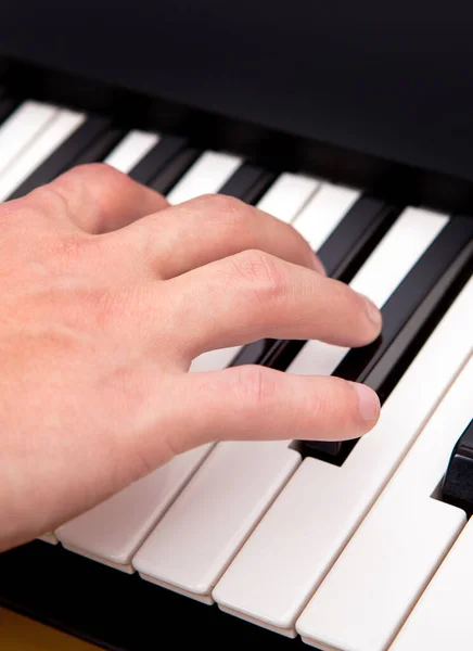 Persona Suonare Sulla Tastiera Del Pianoforte Dettaglio Primo Piano — Foto Stock