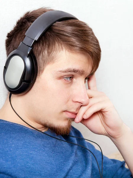 Pensive Young Man Hoofdtelefoon Luisteren Naar Muziek Door Muur — Stockfoto