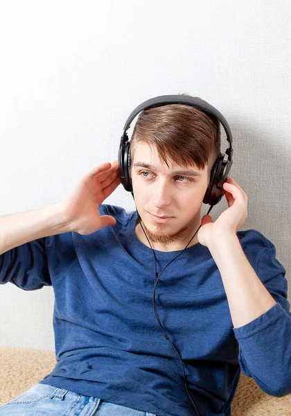 Kulaklıklı Dalgın Genç Adam Duvar Müziğini Dinliyor