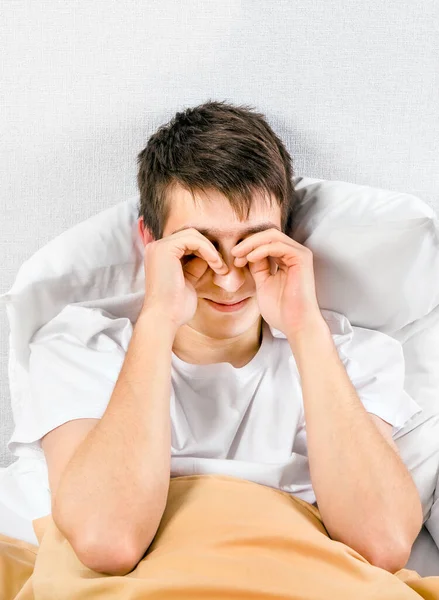 Sleepy Young Man Frota Sus Ojos Cama Junto Pared — Foto de Stock