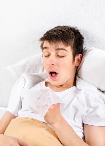 Joven Con Gripe Estornuda Cama — Foto de Stock