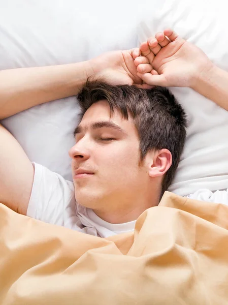 Gelukkig Jonge Man Slapen Het Bed Het Huis — Stockfoto