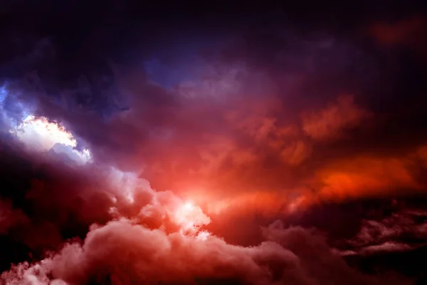 Lumière Rouge Dans Obscurité Nuages Tempête Dramatiques — Photo