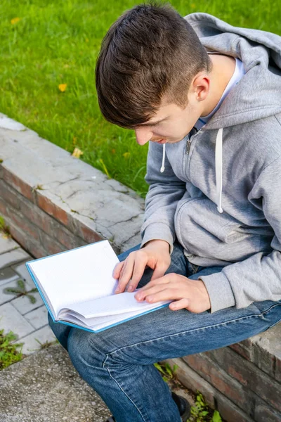 Молодий Чоловік Прочитав Книжку Літній Вулиці — стокове фото