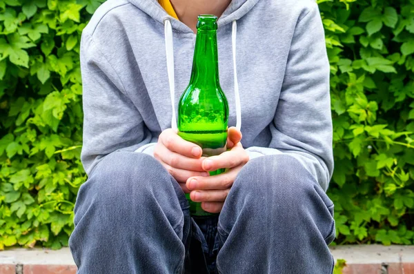 Молодой Человек Держит Бутылку Пива Открытом Воздухе Крупным Планом — стоковое фото