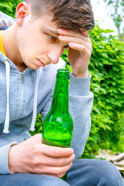 Triste Joven Sostiene Una Botella Cerveza Aire Libre Primer Plano — Foto de Stock