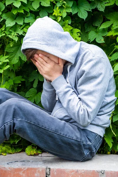 Triste Adolescente Está Chorando Fundo Folhas Verdes Livre — Fotografia de Stock