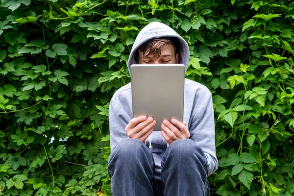 Young Man Tablet Computer Green Leaves Background Outdoor — Stock Photo, Image