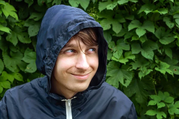 Portrait Jeune Homme Imperméable Sur Les Feuilles Vertes Arrière Plan — Photo