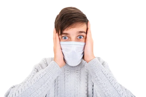 Überraschter Junger Mann Mit Grippemaske Isoliert Auf Weißem Hintergrund Nahaufnahme — Stockfoto