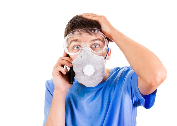 Gaz Maskeli Endişeli Genç Adam Güvenlik Gözlüklü Adam Beyaz Telefondan Telifsiz Stok Fotoğraflar