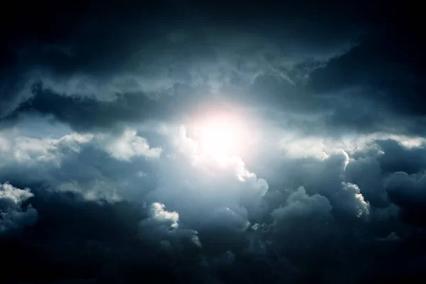 Licht Den Dunklen Und Dramatischen Gewitterwolken Stockfoto