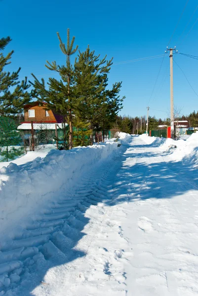 Estrada removida de neve no campo — Fotografia de Stock
