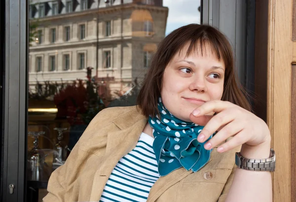 Menina no café de rua em Paris — Fotografia de Stock