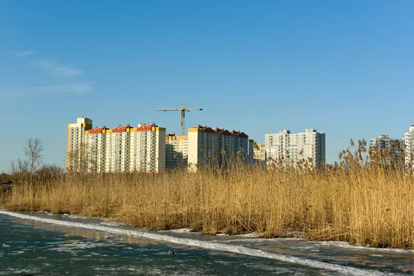 İnşaat modern apartmanlar altında göl kıyısı — Stok fotoğraf