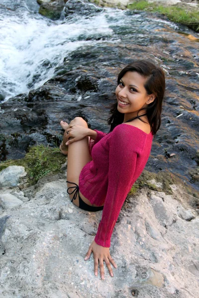 Joven mujer hispana en Creek — Foto de Stock