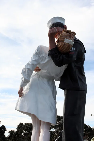 Ceremonia de la estatua del beso de la Segunda Guerra Mundial en San Diego —  Fotos de Stock