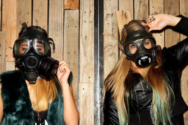 Mujeres con máscaras antigás — Foto de Stock